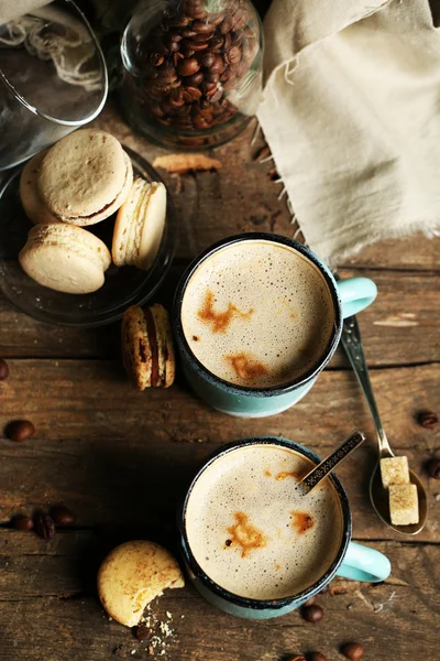 Chutné cappuccino na dřevěný stůl — Stock fotografie