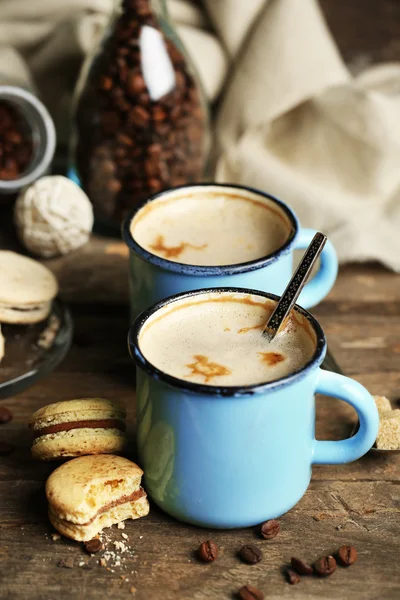 Heerlijke cappuccino op houten tafel — Stockfoto