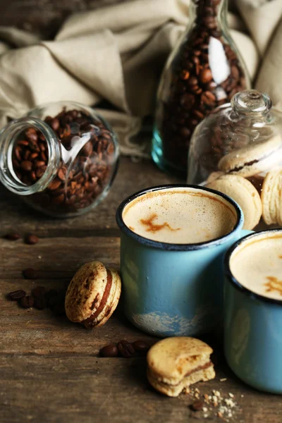 Cappuccino lezat di atas meja kayu — Stok Foto