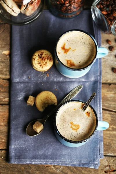 Leckerer Cappuccino auf Holztisch — Stockfoto
