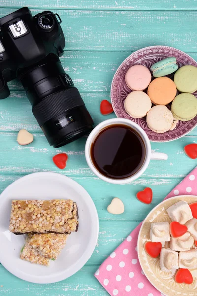 Doces diferentes e câmera — Fotografia de Stock