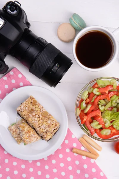 Heerlijk ontbijt en camera — Stockfoto