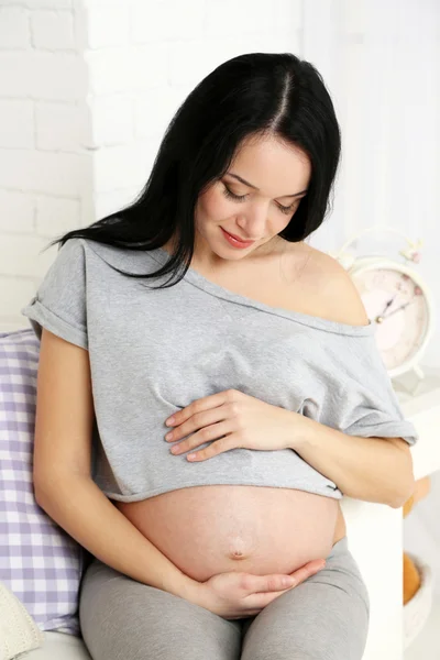 Unga gravid kvinna — Stockfoto