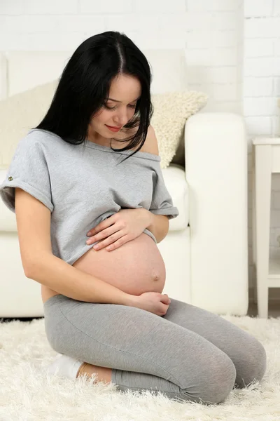 Mladá těhotná žena — Stock fotografie