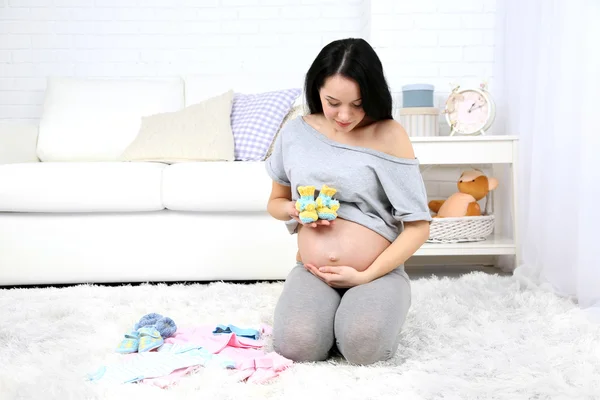 Jonge zwangere vrouw — Stockfoto