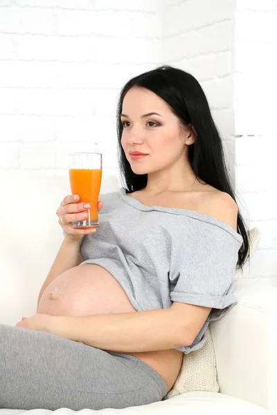 Young pregnant woman — Stock Photo, Image