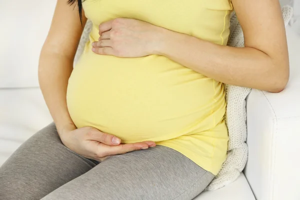 Unga gravid kvinna — Stockfoto