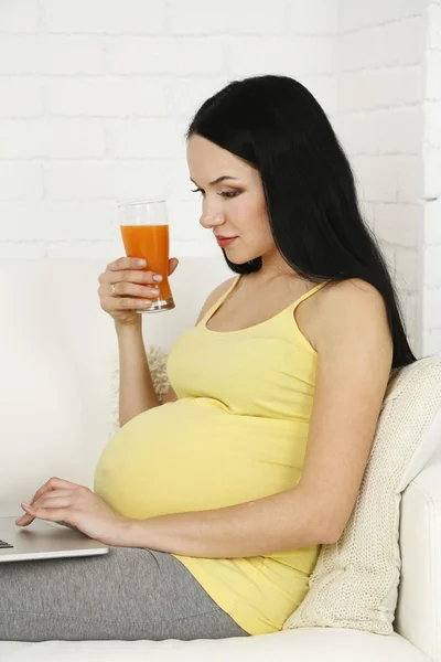 Jonge zwangere vrouw — Stockfoto