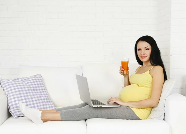 Young pregnant woman — Stock Photo, Image