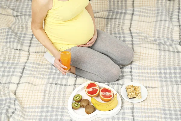 Jonge zwangere vrouw — Stockfoto