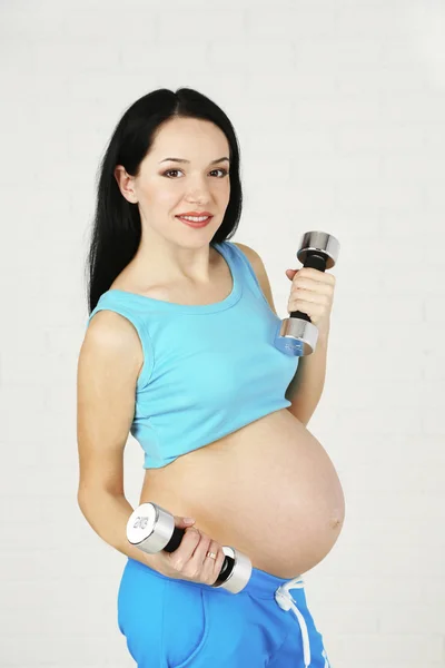 युवा गर्भवती महिला — स्टॉक फ़ोटो, इमेज