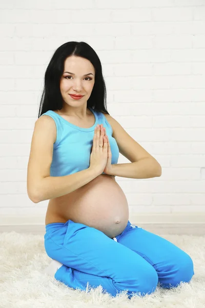 Jeune femme enceinte — Photo