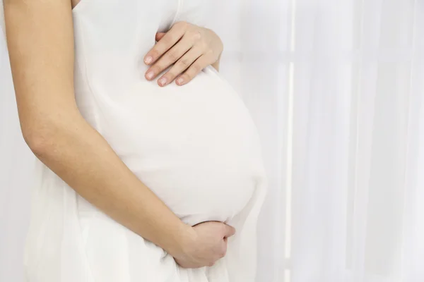 Mujer embarazada joven — Foto de Stock