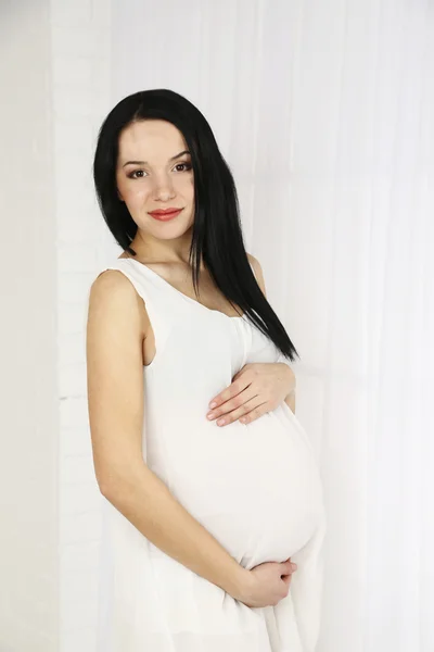 Jeune femme enceinte — Photo