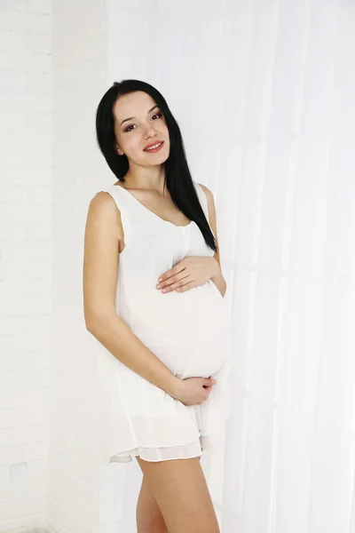 Jeune femme enceinte — Photo