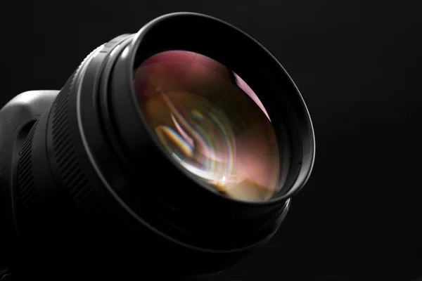Kameralinse auf dunklem Hintergrund — Stockfoto