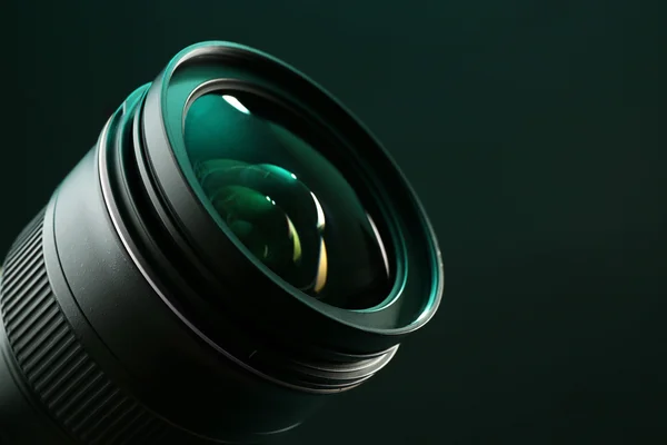 어두운 배경의 카메라 렌즈 — 스톡 사진