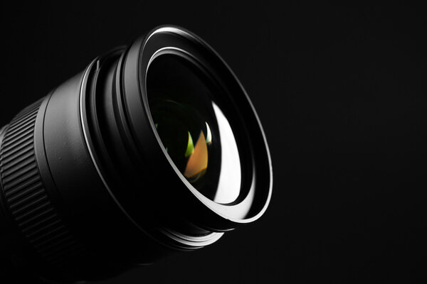 объектив камеры на темном фоне
