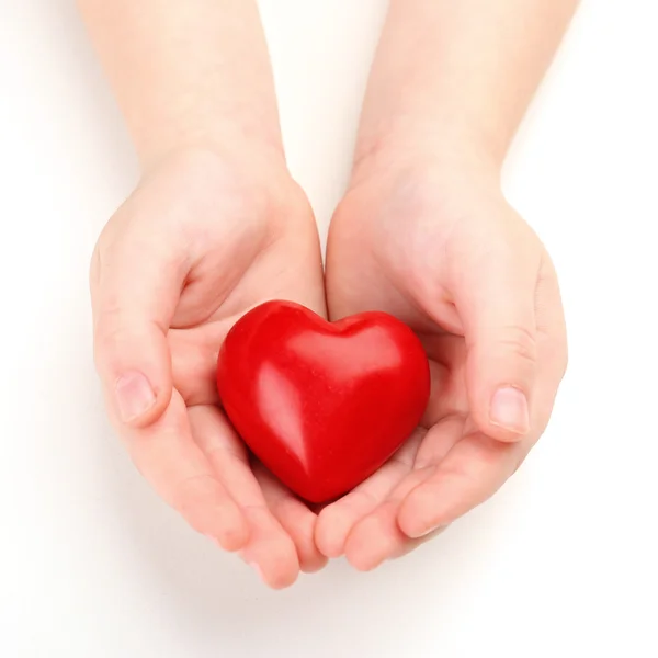 Corazón en manos de niños — Foto de Stock