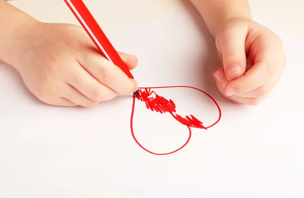 Детские руки рисуют сердце — стоковое фото