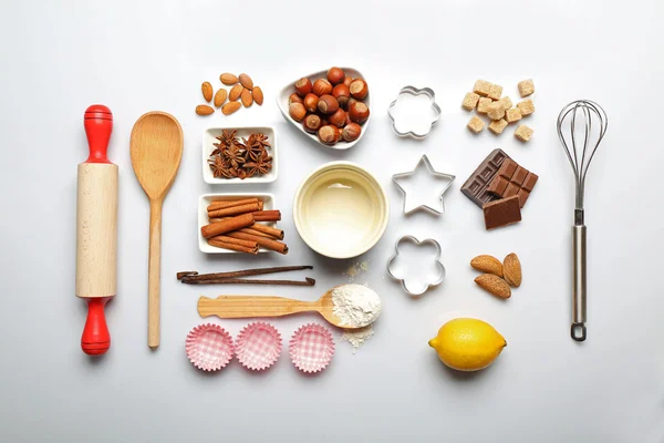 Voedingsmiddelen en nieuwe voedselingrediënten en keukengerei — Stockfoto