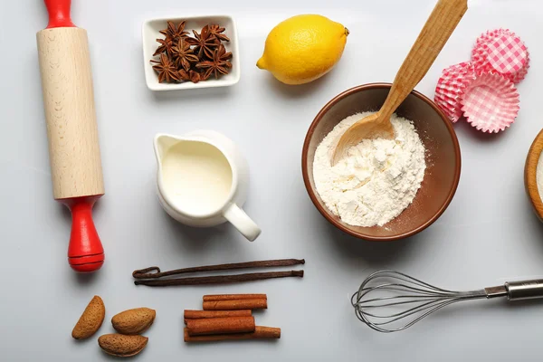 Ingredientes alimentarios y utensilios de cocina —  Fotos de Stock