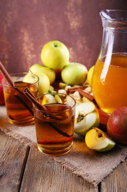 elma suyu ve ahşap masa üzerinde taze elma ile natürmort