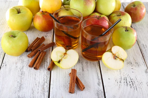 Stilleben med äppelcider och färska äpplen på träbord — Stockfoto