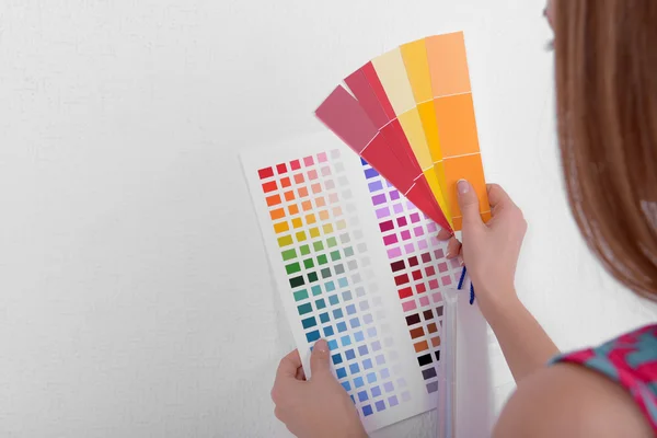 Жінка вибирає колір для стіни з годинників в кімнаті — стокове фото