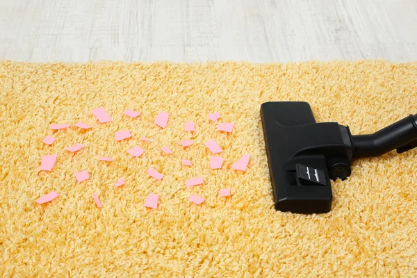 Vacuum cleaner to tidy up carpet — Stock Photo, Image