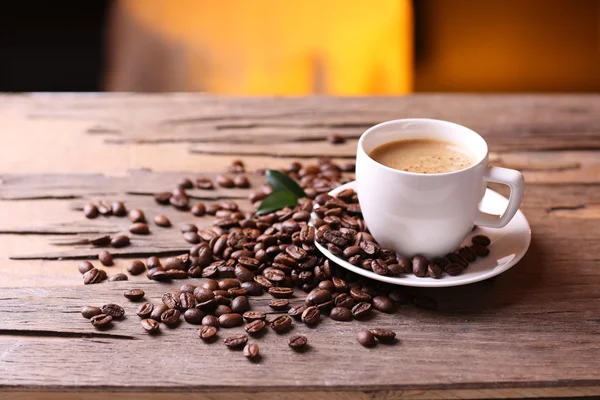 Xícara de café na mesa de madeira — Fotografia de Stock