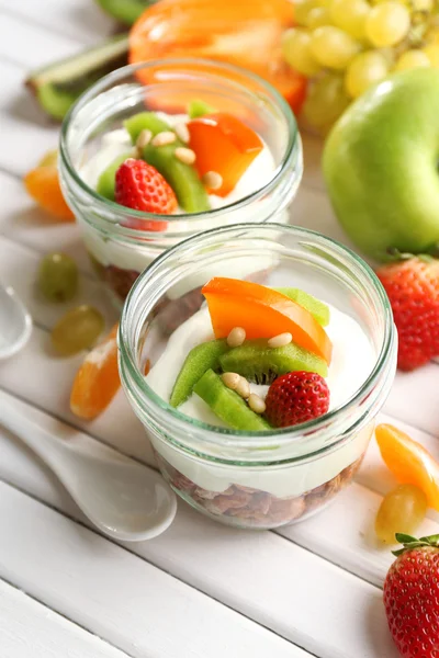 Postre saludable con muesli y frutas en la mesa — Foto de Stock