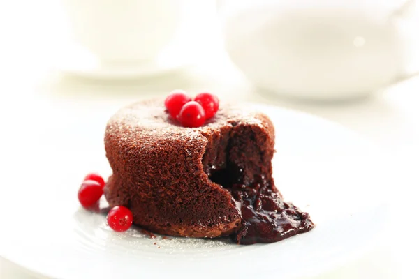 Hete chocolade pudding met fondant centrum op plaat, close-up — Stockfoto