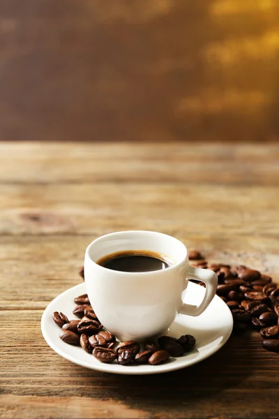 Xícara de café na mesa de madeira — Fotografia de Stock