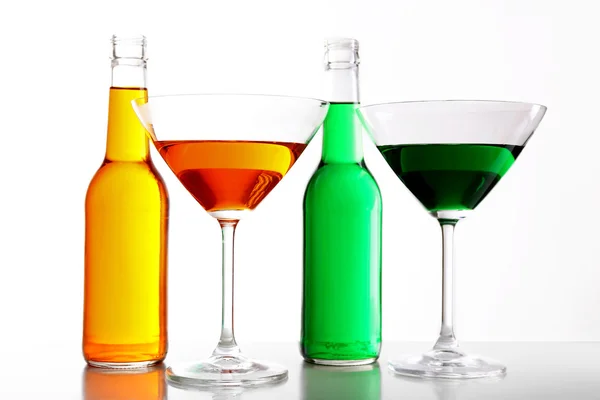 多彩的含酒精饮料，在玻璃器皿上白色孤立 — 图库照片