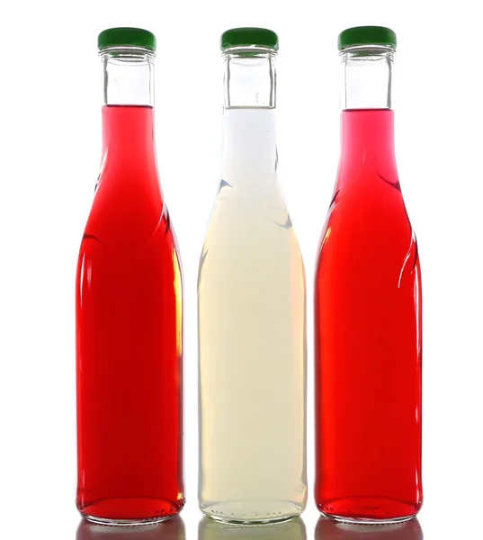 Băuturi alcoolice colorate în sticle de sticlă izolate pe alb — Fotografie, imagine de stoc