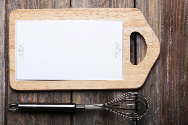 Tagliere con foglio di carta menu su tavole di legno rustico sfondo — Foto Stock