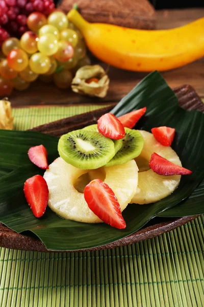 Fruit dessert op groene blad op tafel — Stockfoto