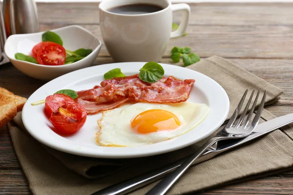 Bacon e uova su tavole di legno rustico sfondo — Foto Stock