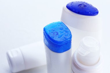 Beyaz üzerine izole edilmiş kozmetik şişeler