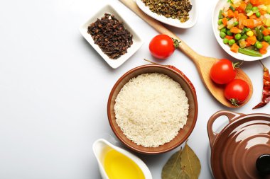 Gıda katkı maddeleri ve üzerinde beyaz izole yemek pişirmek için mutfak gereçleri