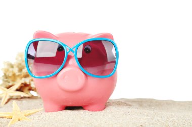 Kum, beyaz arka plan üzerinde üzerinde güneş gözlüğü ile Piggy banka