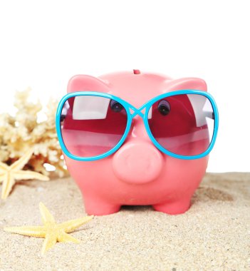 Kum, beyaz arka plan üzerinde üzerinde güneş gözlüğü ile Piggy banka