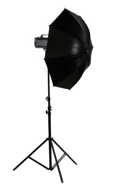 Stüdyo flash üzerinde beyaz izole şemsiye ile