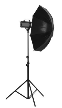 Stüdyo flash üzerinde beyaz izole şemsiye ile