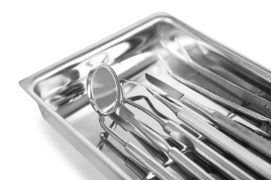 Beyaz izole tepsi diş hekimi araçları seti