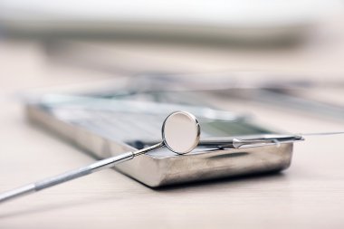 Tepsi tablo set dişçi araçları yakın çekim