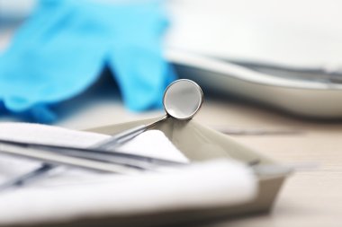 Tepsi tablo set dişçi araçları yakın çekim