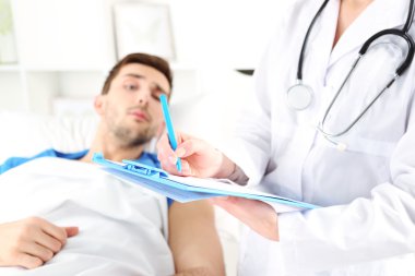 Doktor hastasını için sağlık raporu doldurma yakın çekim