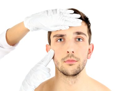 Doktor genç adam inceliyor